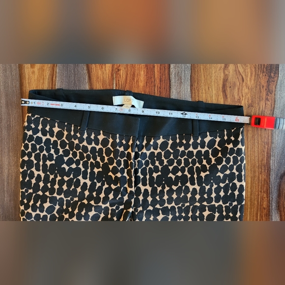 Loft size 6, Cropped Pants, Like New, 97% Cotton, 3% Spandex, Black Spots - Picture 4 of 8